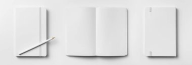 Ön kapalı manzaralı, elastik bant ve kalemle açılan ve geri dönen dizüstü bilgisayarlar. 