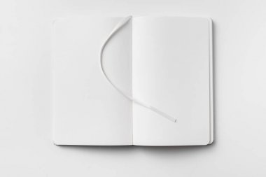 Açılan beyaz defter ve şerit yer imi mockup için beyaz arka plan üzerinde izole.