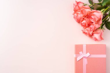 Pembe gül buketi, pembe arka plan üzerinde hediye kutusu