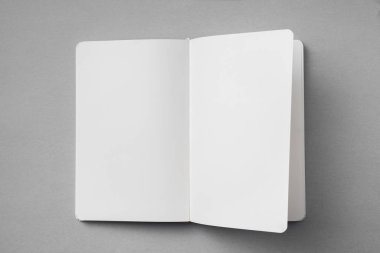 Tasarım konsepti - beyaz dizüstü bilgisayarın üst görünümü nde boş açık, döndürve sahte sayfa ile gri arka plan üzerinde mockup için.