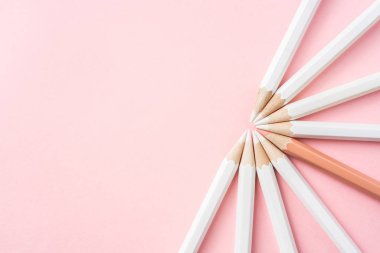 İş ve tasarım konsepti - beyaz kalem ve pembe kağıt arka plan üzerinde bir renk kalem çok. Liderlik, takım çalışması, başarı ve benzersiz sembolü.