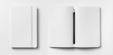 Maket için beyaz arka plan üzerine izole elastik bant ve ahşap kalem ile açık ve kapalı beyaz defterlerin üst görünümü.