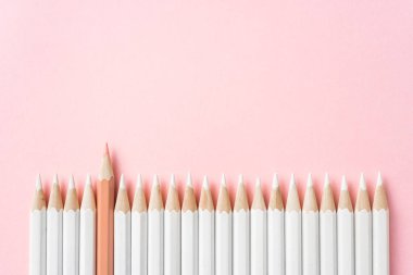 İş ve tasarım konsepti - pembe kağıt arka plan üzerinde beyaz kalem ve bir renk kalem. 