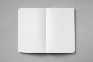 Mockup için gri arka plan üzerinde beyaz not defteriüst görünümü.