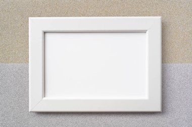 Tasarım konsepti - maket için gümüş ve altın kağıt arka plan üzerinde beyaz ahşap çerçeve