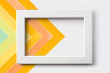 Renkli kağıt arkaplanlı ahşap çerçeve