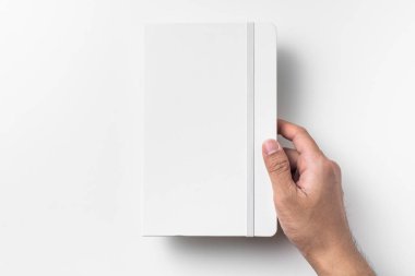 Beyaz arka plan üzerinde izole elastik bant ile boş beyaz dizüstü tutan erkek el.