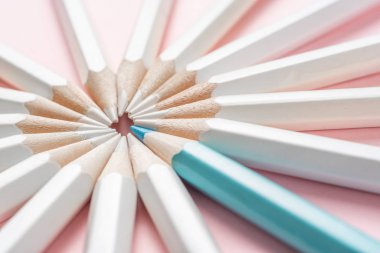 İş ve tasarım konsepti - beyaz kalem ve pembe kağıt arka plan üzerinde bir renk kalem çok. Liderlik, takım çalışması, başarı ve benzersiz sembolü.