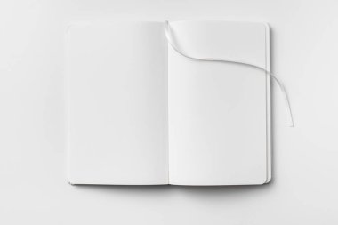 Açılan beyaz defter ve şerit yer imi mockup için beyaz arka plan üzerinde izole.