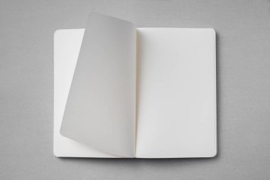 Tasarım konsepti - beyaz dizüstü bilgisayarın üst görünümü nde boş açık, döndürve sahte sayfa ile gri arka plan üzerinde mockup için.