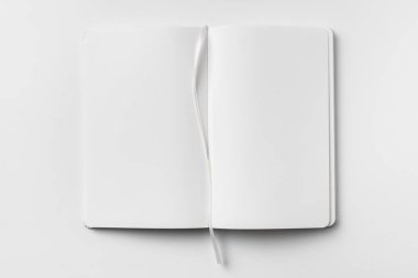 Açılan beyaz defter ve şerit yer imi mockup için beyaz arka plan üzerinde izole.