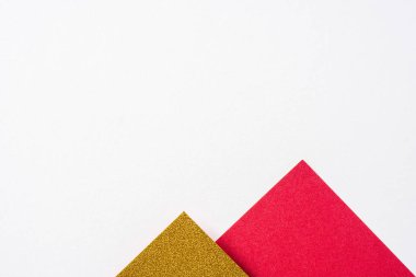 Beyaz arka plan üzerinde kırmızı ve altın kağıt