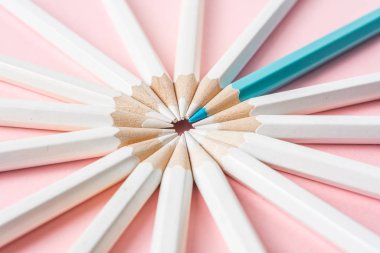 İş ve tasarım konsepti - beyaz kalem ve pembe kağıt arka plan üzerinde bir renk kalem çok. Liderlik, takım çalışması, başarı ve benzersiz sembolü.