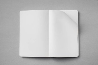 Tasarım konsepti - beyaz dizüstü bilgisayarın üst görünümü nde boş açık, döndürve sahte sayfa ile gri arka plan üzerinde mockup için.
