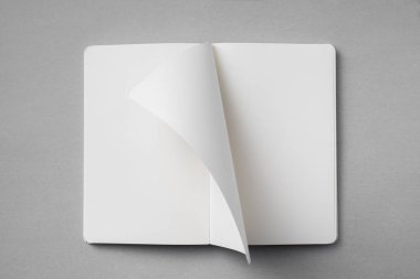 Tasarım konsepti - beyaz dizüstü bilgisayarın üst görünümü nde boş açık, döndürve sahte sayfa ile gri arka plan üzerinde mockup için.