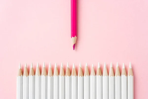 商业和设计理念 大量的白色铅笔和一个彩色铅笔在粉红色纸的背景 领导力 团队合作 成功和独特的象征 — 图库照片