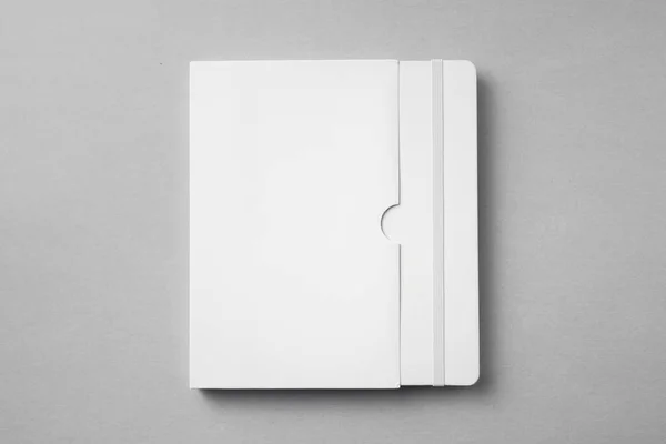 Notebook Branco Fechado Com Faixa Elástica Caso Fundo Cinza Para — Fotografia de Stock