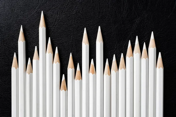 商业和设计理念 黑色背景上的大量白色铅笔 团队合作 成功和独特的象征 — 图库照片