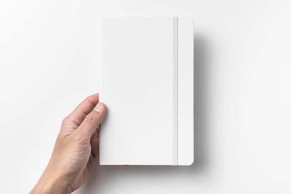 Mão Masculina Segurando Notebook Branco Branco Com Faixa Elástica Isolada — Fotografia de Stock