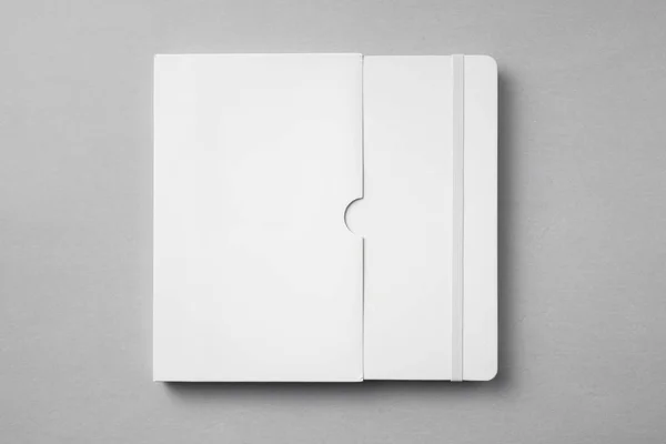 带弹性带的封闭式白色笔记本 灰色背景外壳 用于模拟 — 图库照片