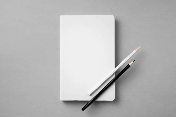 Conceito Design Vista Superior Caderno Branco Com Lápis Madeira Sobre — Fotografia de Stock