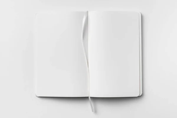 Geopende Witte Notebook Lint Bladwijzer Geïsoleerd Witte Achtergrond Voor Mockup — Stockfoto
