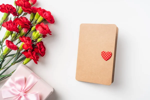 Boeket Van Rode Anjers Geïsoleerd Witte Achtergrond Met Kaart Geschenk — Stockfoto