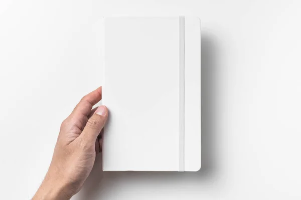 Mão Masculina Segurando Notebook Branco Branco Com Faixa Elástica Isolada — Fotografia de Stock