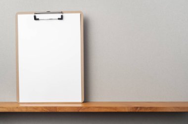 Kitapçık ve mockup için gri duvar panosu ile A4 kağıt ön görünümü