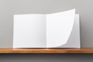 Tasarım konsepti - kitaplık ve mockup için gri duvar açık kare beyaz dizüstü ön görünümü