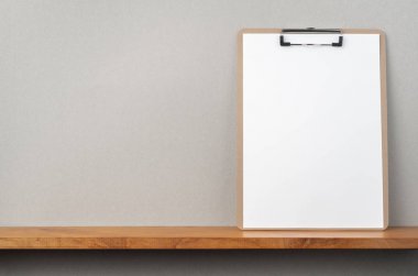 Kitapçık ve mockup için gri duvar panosu ile A4 kağıt ön görünümü