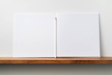 Maket için kitaplık ve beyaz duvar kalem ile Kare beyaz defter