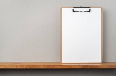 Kitapçık ve mockup için gri duvar panosu ile A4 kağıt ön görünümü