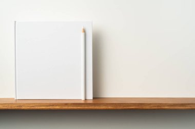 Maket için kitaplık ve beyaz duvar kalem ile Kare beyaz defter