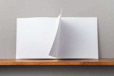 Tasarım konsepti - kitaplık ve mockup için gri duvar açık kare beyaz dizüstü ön görünümü