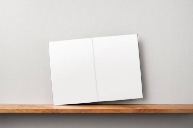 Siyah dergi kitapçık ve mockup için gri duvar üzerinde duran