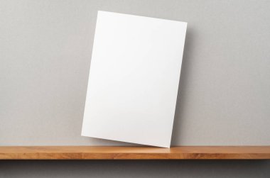 A4 sert kağıt kitapçık ve mockup için gri duvar üzerinde duruyor