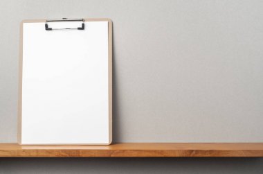 Kitapçık ve mockup için gri duvar panosu ile A4 kağıt ön görünümü