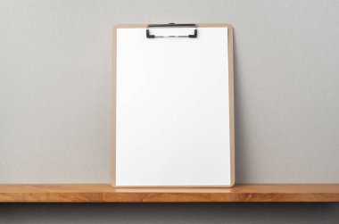 Kitapçık ve mockup için gri duvar panosu ile A4 kağıt ön görünümü