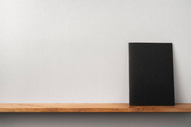 Siyah dergi kitapçık ve mockup için gri duvar üzerinde duran