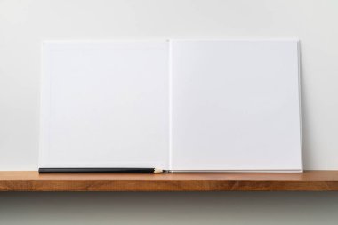 Maket için kitaplık ve beyaz duvar kalem ile Kare beyaz defter