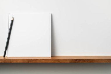 Maket için kitaplık ve beyaz duvar kalem ile Kare beyaz defter