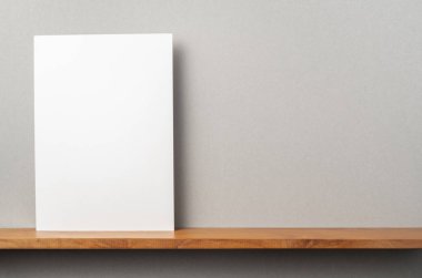 A4 sert kağıt kitapçık ve mockup için gri duvar üzerinde duruyor