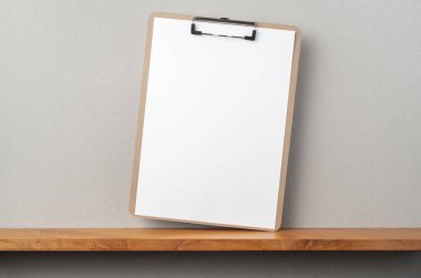 Kitapçık ve mockup için gri duvar panosu ile A4 kağıt ön görünümü