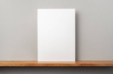 A4 sert kağıt kitapçık ve mockup için gri duvar üzerinde duruyor