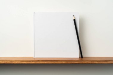 Maket için kitaplık ve beyaz duvar kalem ile Kare beyaz defter