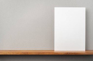 A4 sert kağıt kitapçık ve mockup için gri duvar üzerinde duruyor