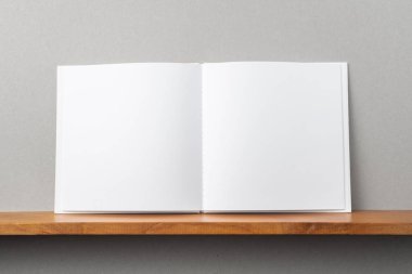 Tasarım konsepti - kitaplık ve mockup için gri duvar açık kare beyaz dizüstü ön görünümü