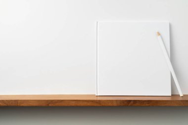 Maket için kitaplık ve beyaz duvar kalem ile Kare beyaz defter