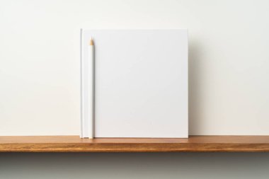 Maket için kitaplık ve beyaz duvar kalem ile Kare beyaz defter